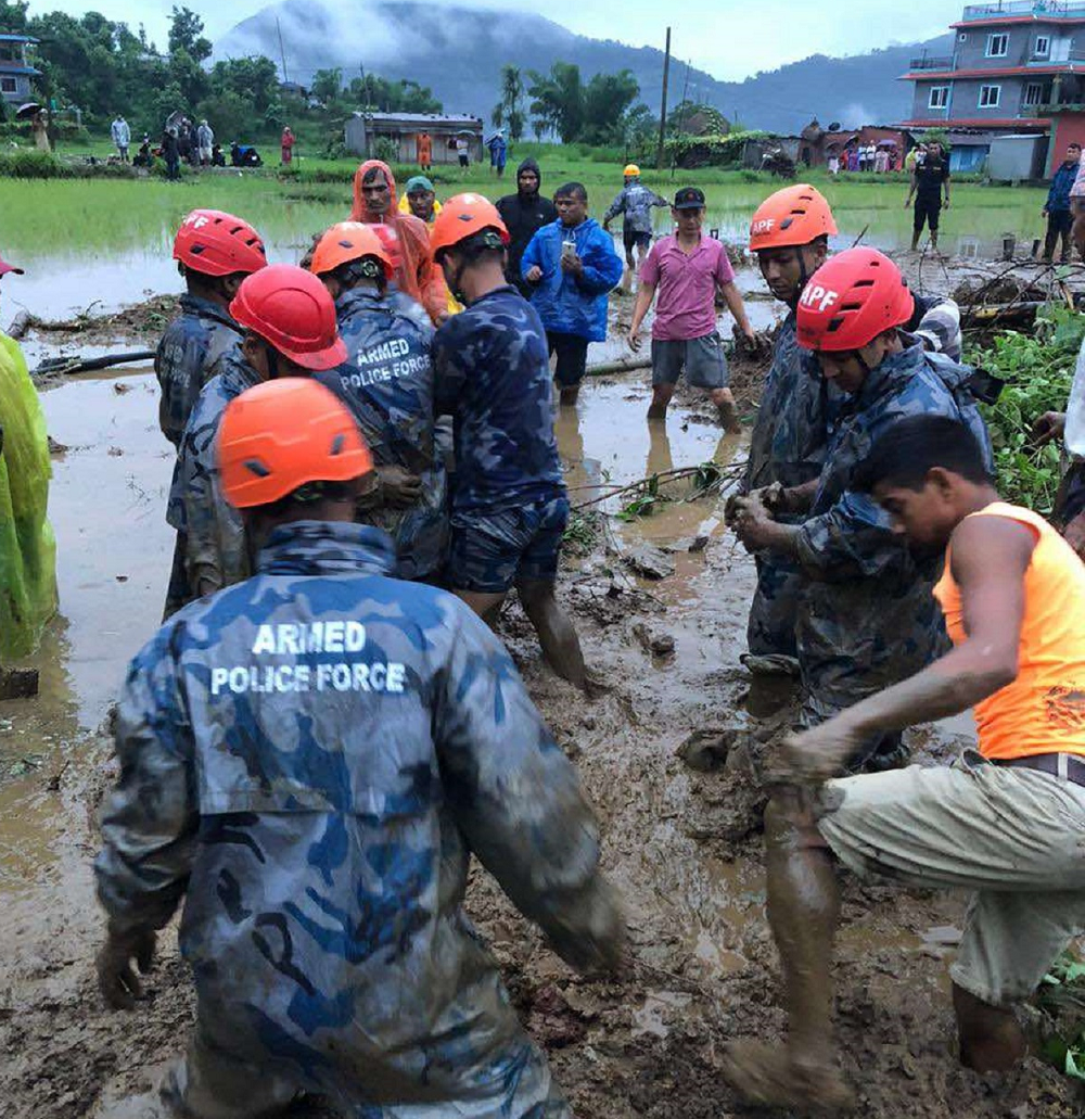 कास्कीको विभिन्न स्थानमा पहिरोमा परेकाहरूको सशस्त्र प्रहरीद्वारा उद्धार